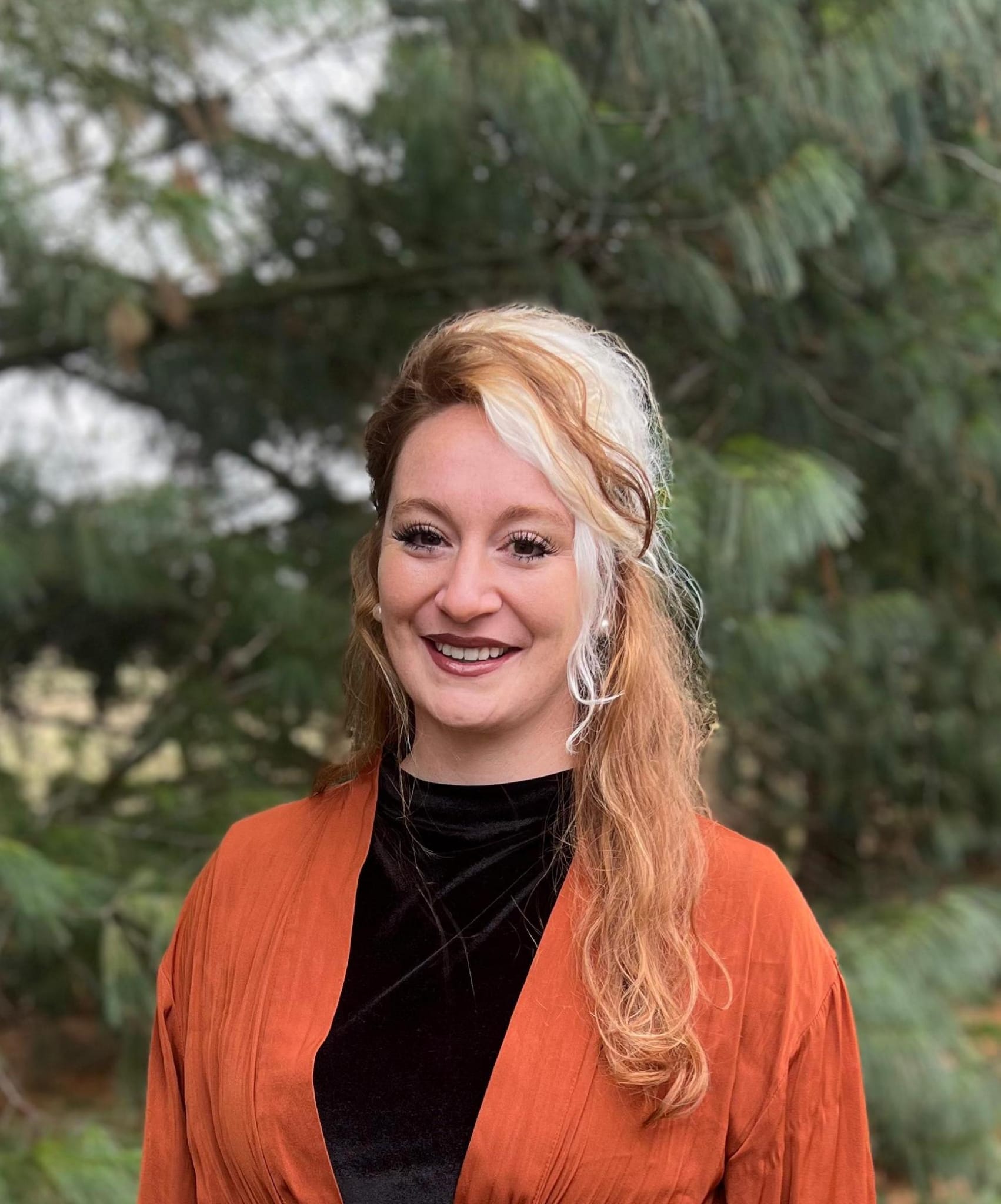 Headshot of Keren Kandel with trees in the background